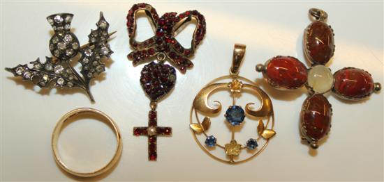 Gold band hardstone brooch, thirstle brooch, 9ct gold pendant and garnet bow and cross pendant